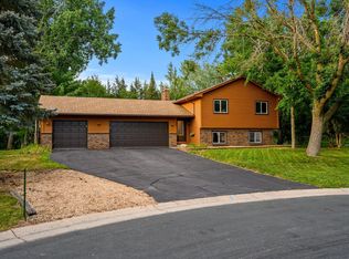645 Pinewood Dr, Shoreview, MN 55126