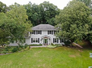 1240 Boxwood Ct, Brookfield, WI 53045