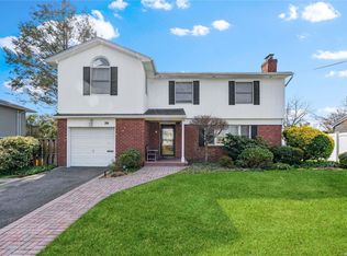 39 Richfield St, Plainview, NY 11803