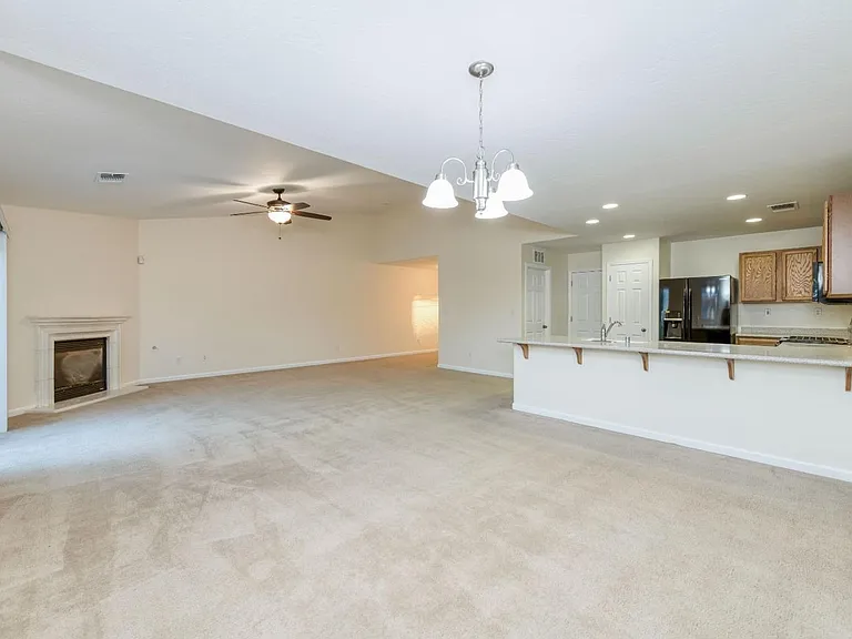 551 S Kona Ave — Photo 6