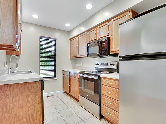 4th image of 617 Idlewood Ln APT A