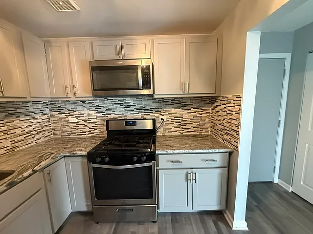 16W486 Lake Dr #201 — Photo 3