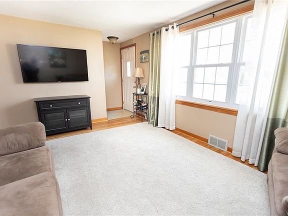 4th image of 81 Susan Ln