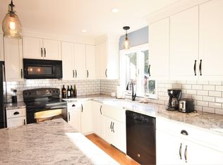 12 Roosevelt Dr, Bristol, RI 02809