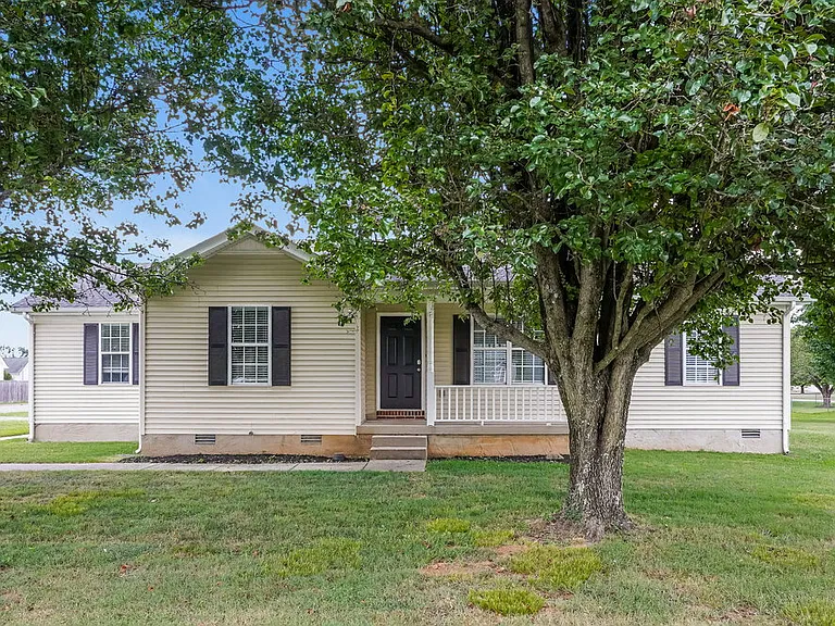 2826 Henderson Ln — Photo 1