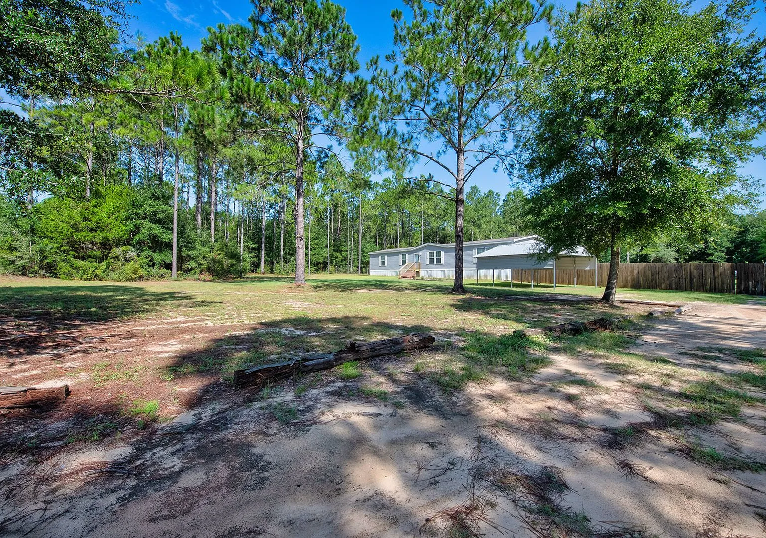 Spacious 5-Bedroom Home with Huge Fenced Yard in Milton! — Photo 4