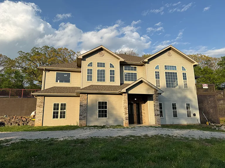 19 Oak Creek Cir — Photo 1