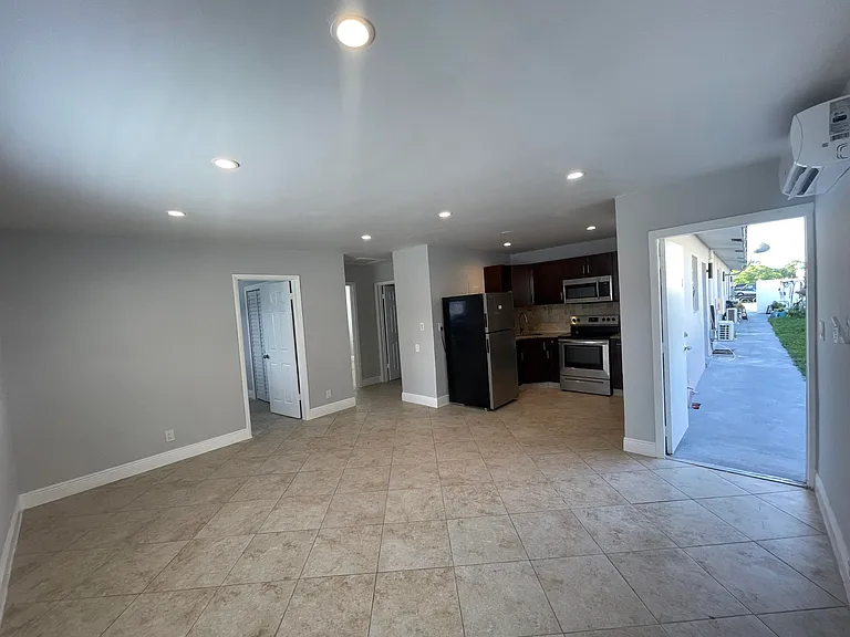 215 SW 16th St #4 — Photo 4
