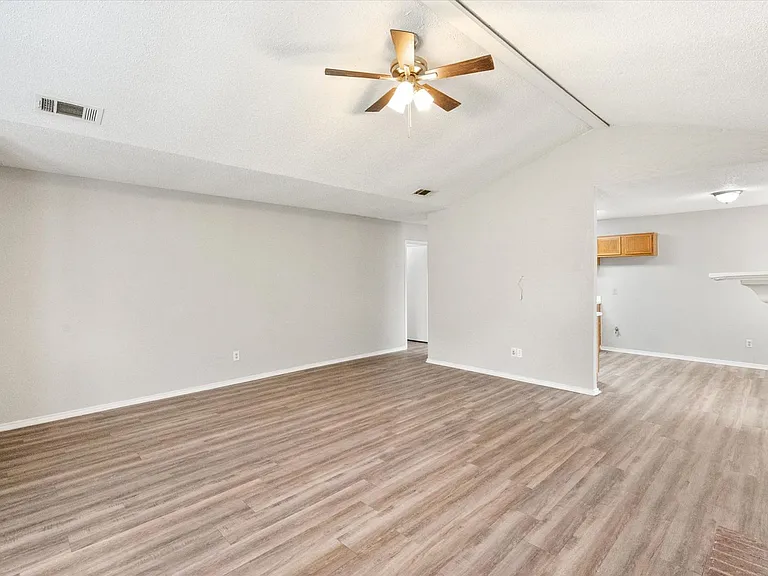 1217 Hidden Creek Dr — Photo 6
