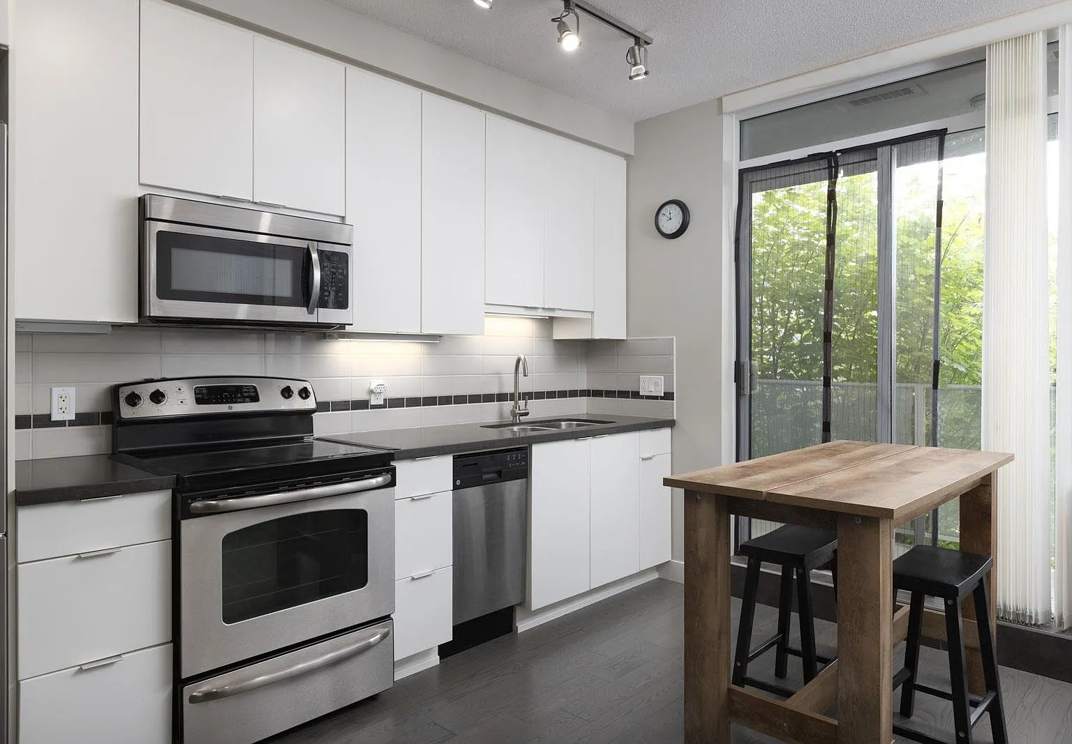 1 bed, 472 sqft, $2,200 — Photo 2