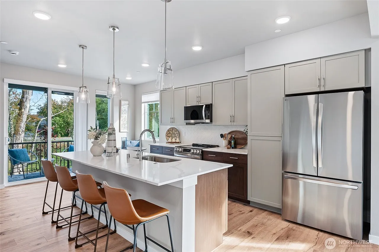 4 bed, 3.5 bath, 1646 sqft, $1,100 — Photo 3