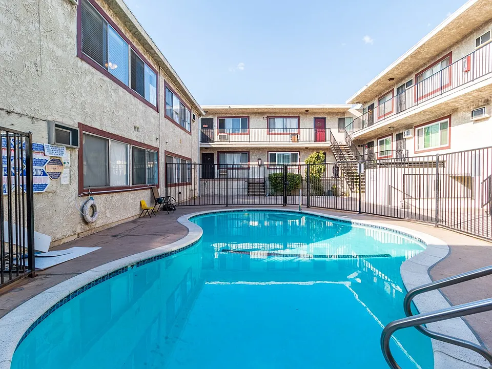 8800 Cedros Ave #221