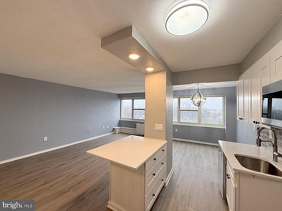 4th image of 903 Barclay Towers