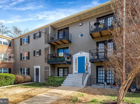 5913 Mayflower Ct APT 201, Alexandria, VA 22312