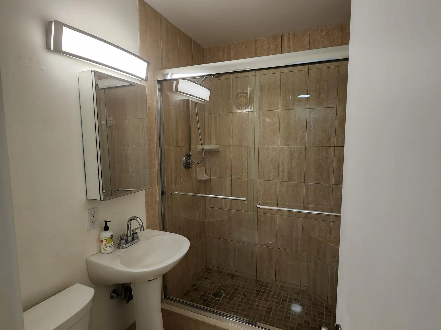 1 bed, 594 sqft, $2,000 — Photo 3