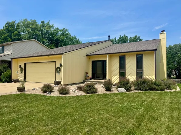 10 Kensington Cir, Bloomington, IL 61704