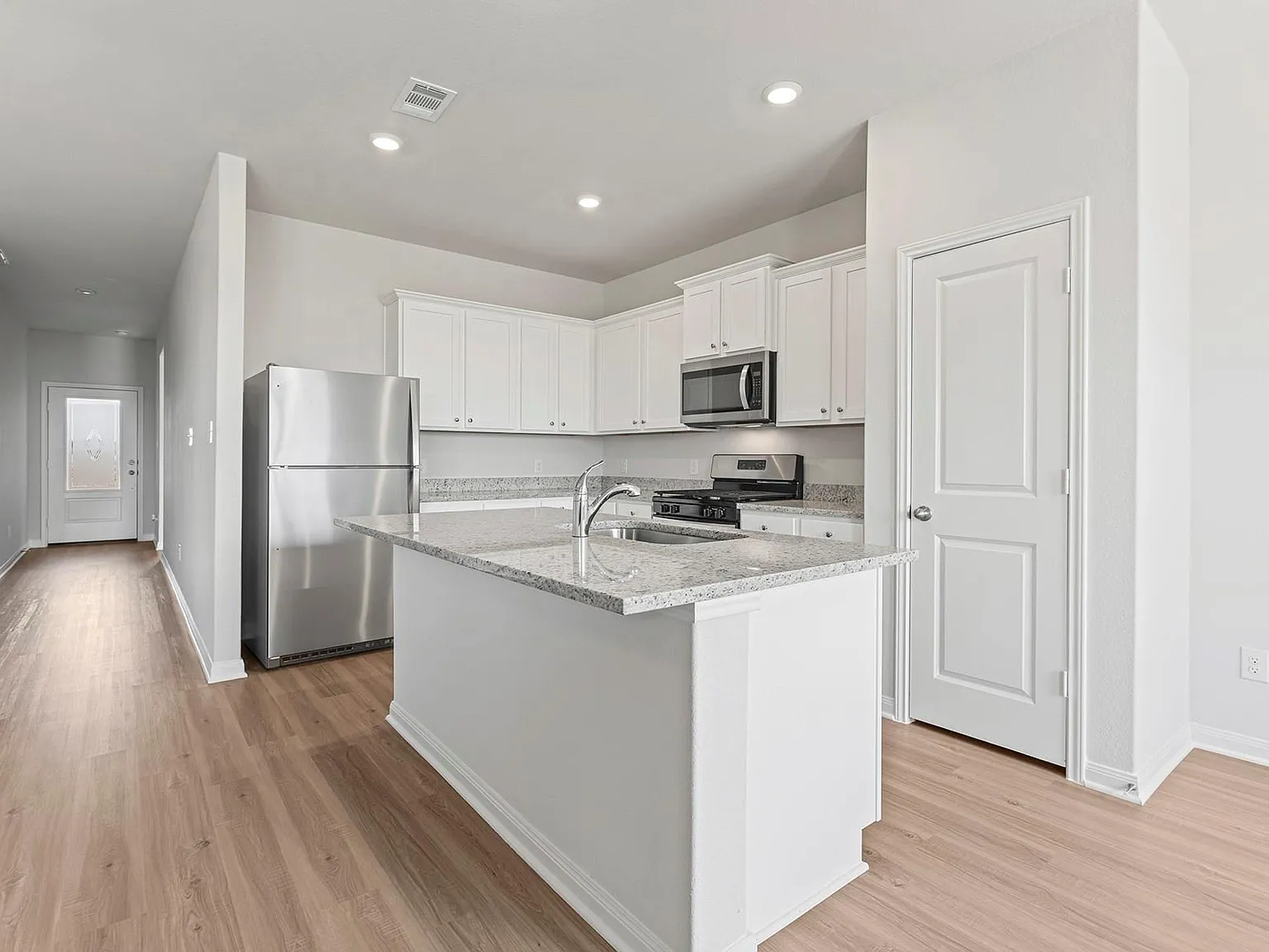 3 bed, 2.0 bath, 1420 sqft, $2,525 — Photo 3