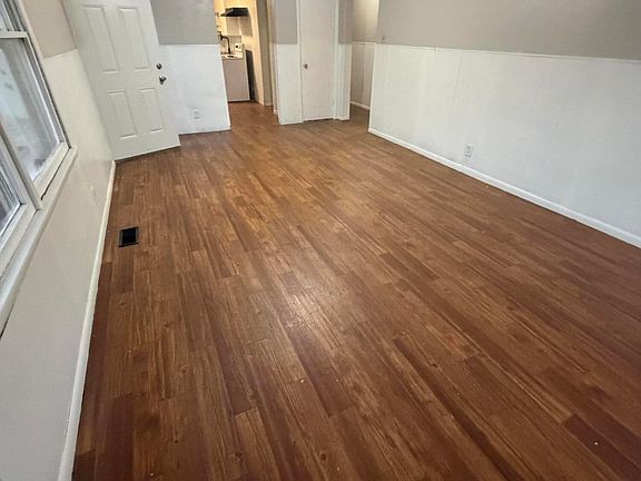 3rd image of 1107 Ash St