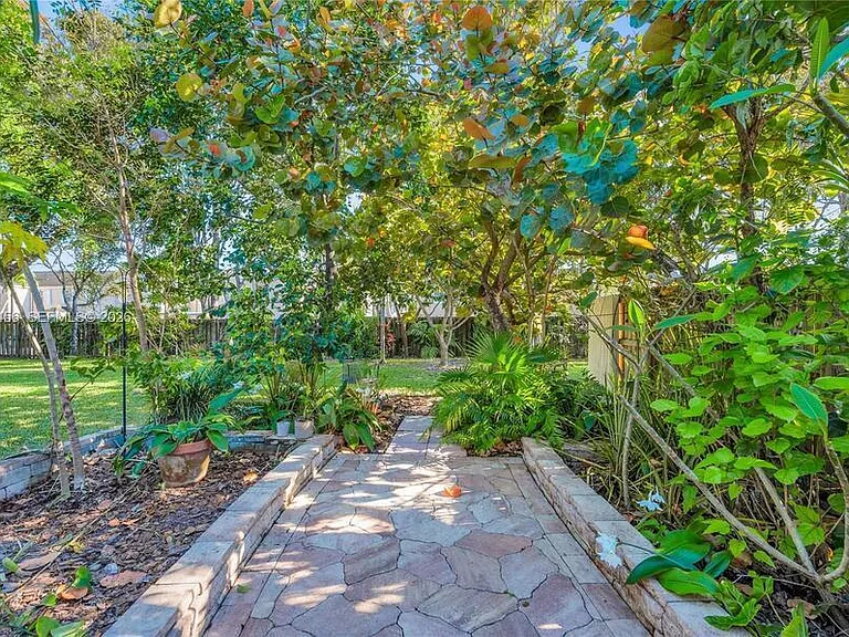 7018 SW 53rd Ln — Photo 35
