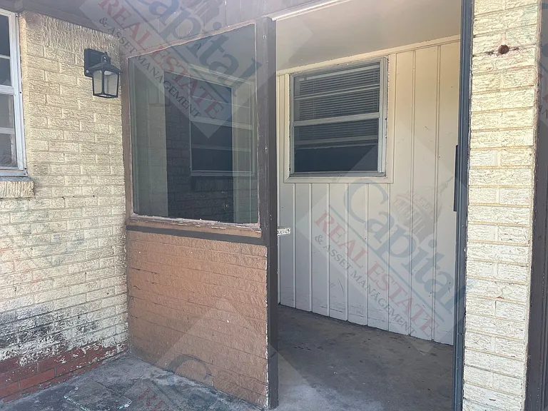 4304 NW 11th St — Photo 2