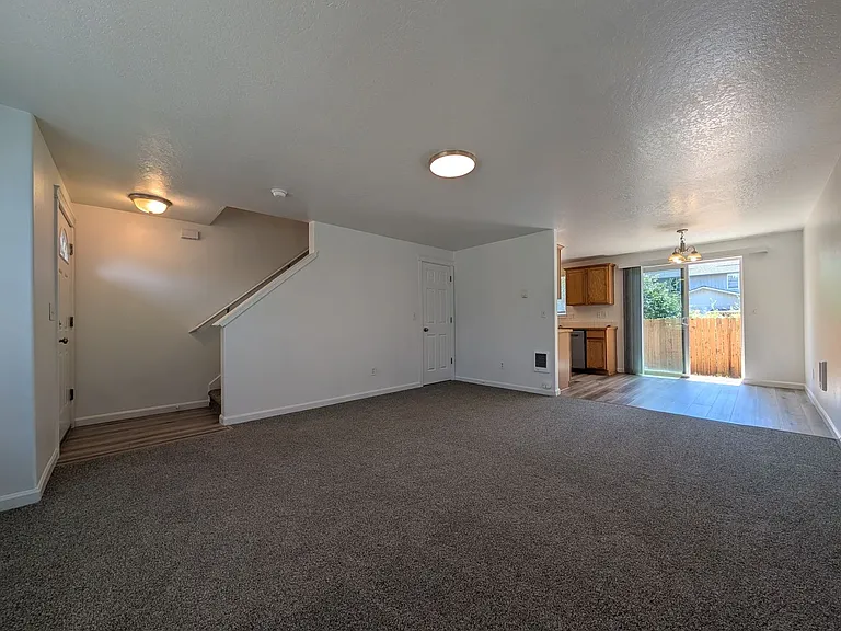 484 Helen St — Photo 6