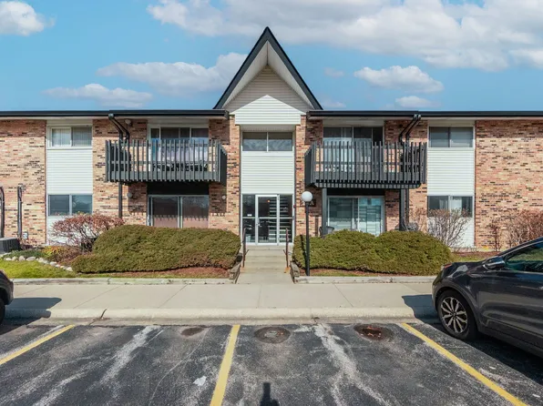 24 Kingery Quarter #103, Willowbrook, IL 60527