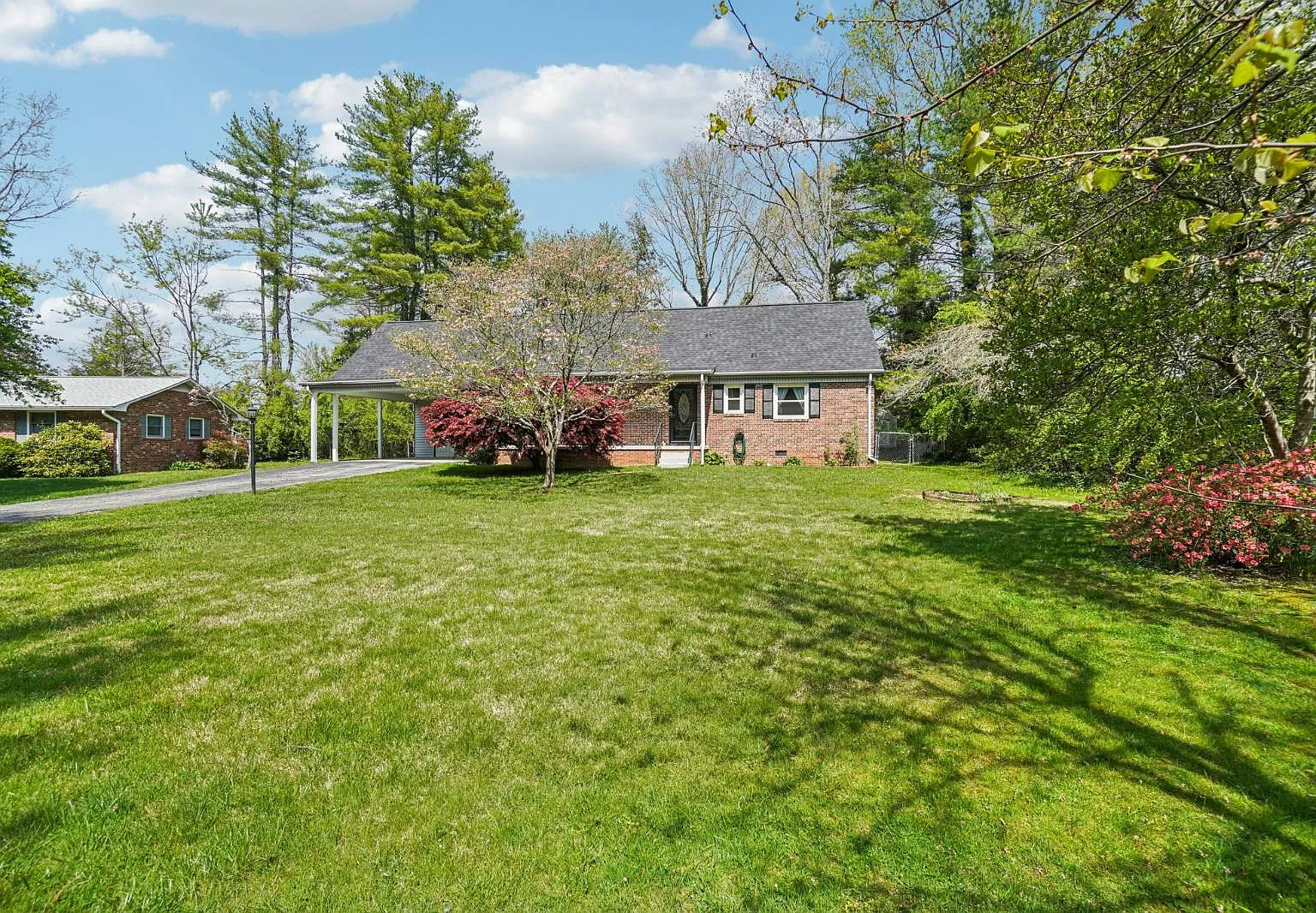 4 bed, 2.0 bath, 2800 sqft, $2,800 — Photo 3