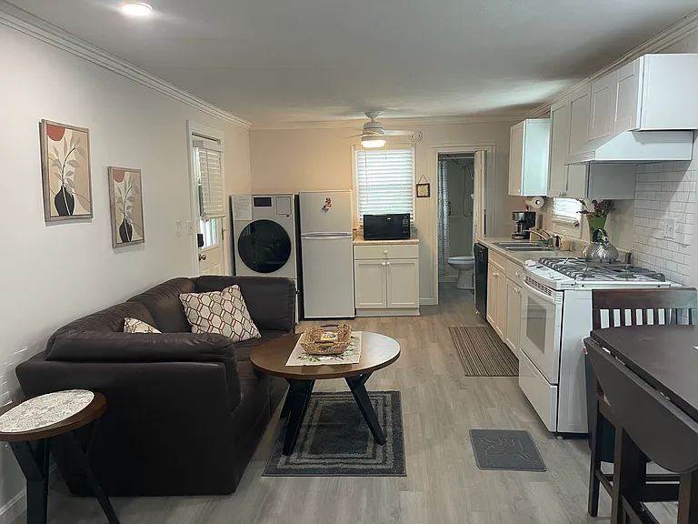 472 Washington Ave — Photo 3