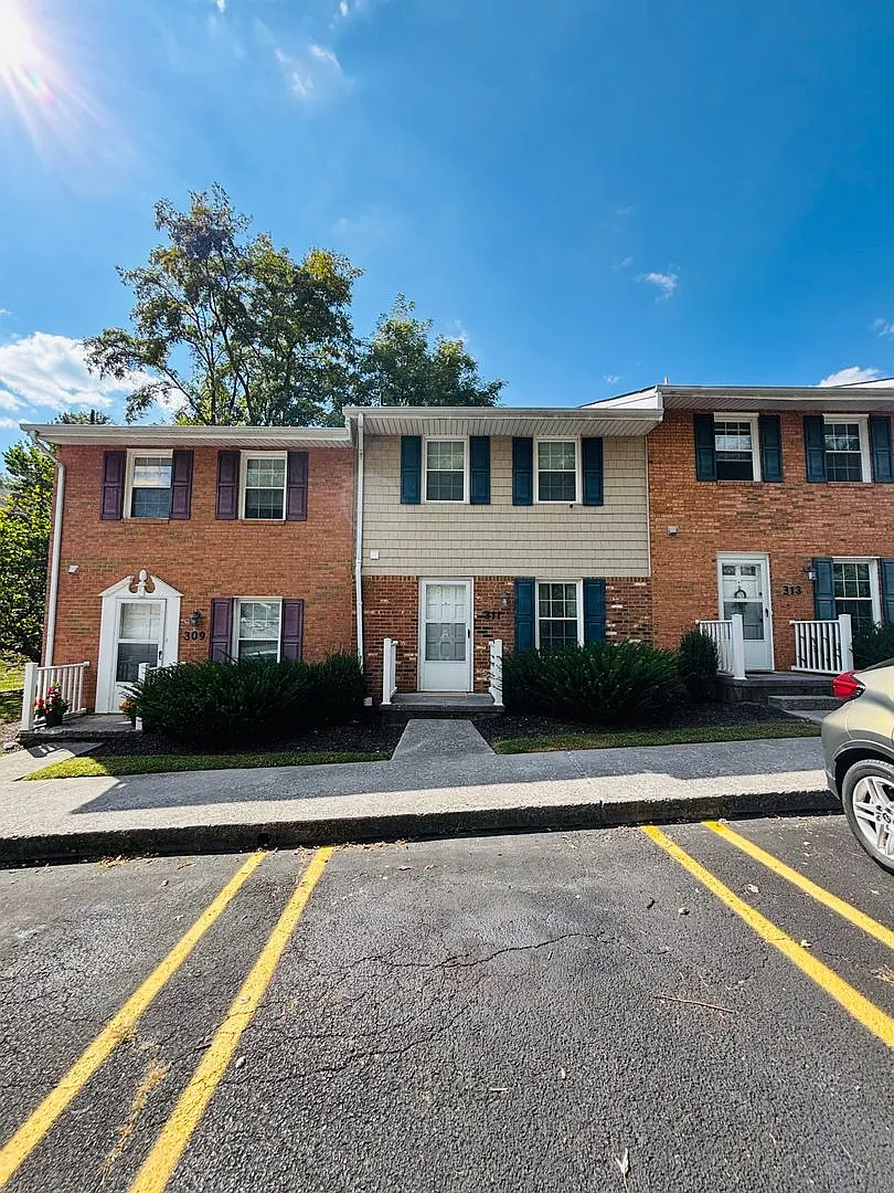2 Bedroom, 1.5 Bath Townhouse — Photo 1