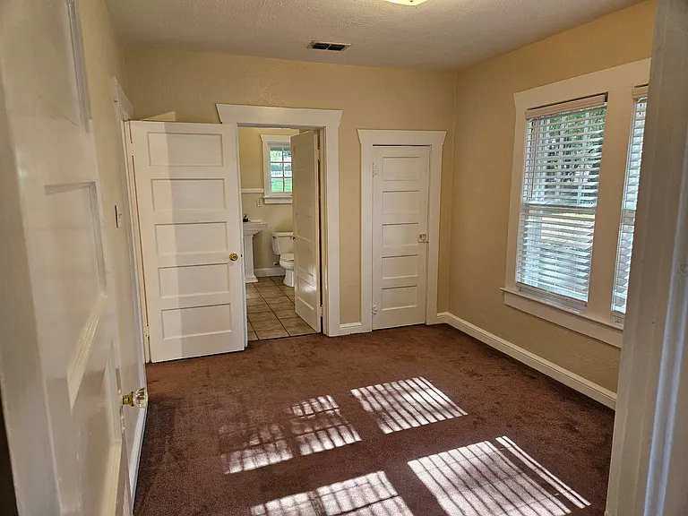 Bedroom w/bathroom