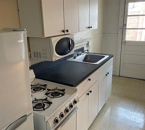 2nd image of 1124 W Grace St #19