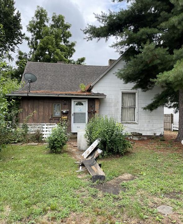 1st image of 900 W 13th St