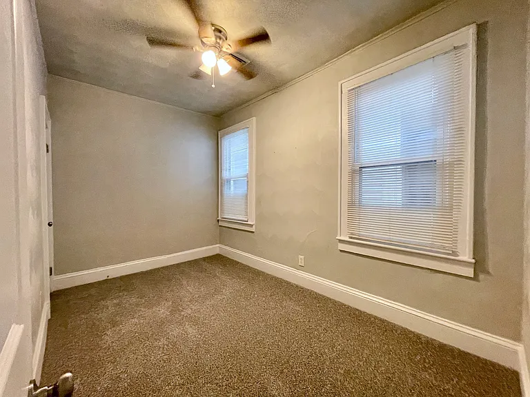 113 E 39th St #2 — Photo 18