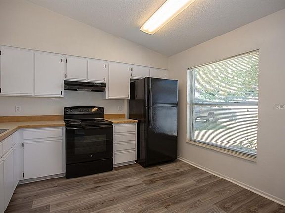 5th image of 817 Oak Manor Cir