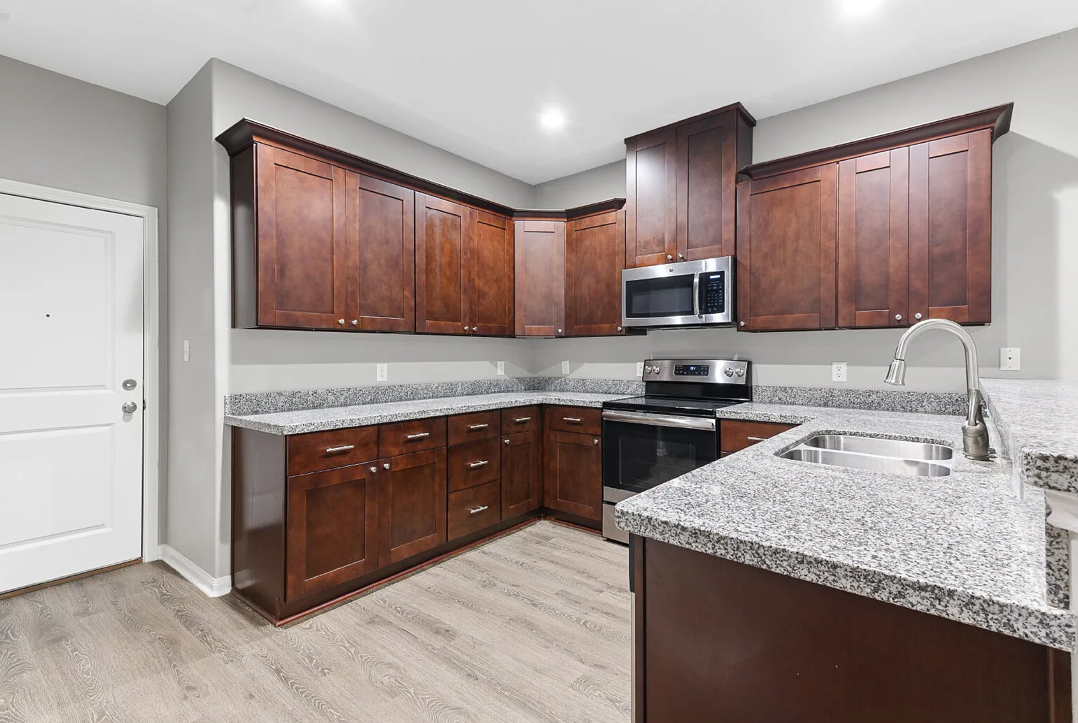 3 bed, 2.5 bath, 1403 sqft, $1,550 — Photo 2