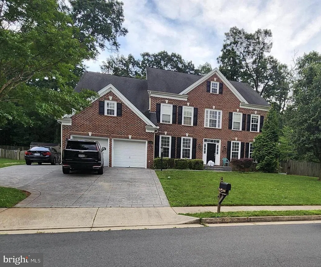 7 bed, 5.5 bath, 4956 sqft, $3,995 — Photo 1