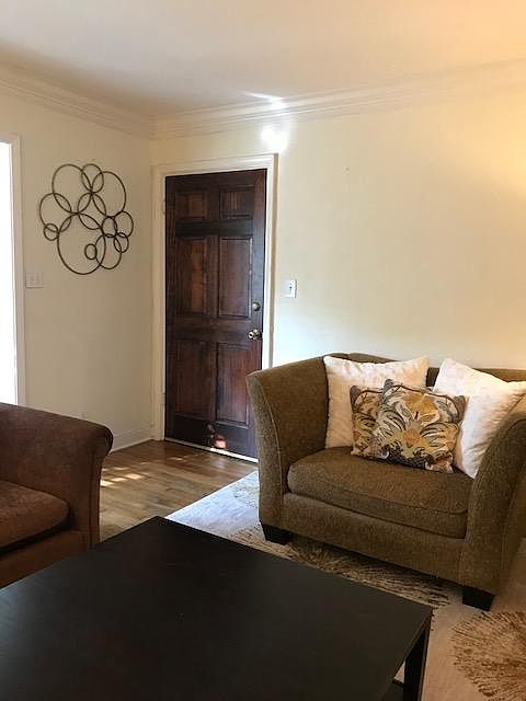 Living Rm front door view. Cozy contemporary love seat for T