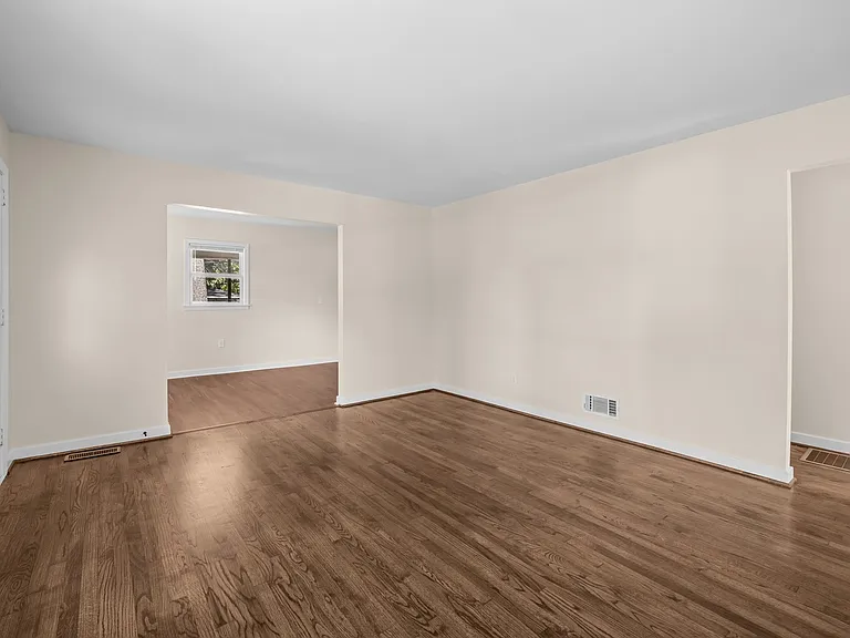 1153 Linwood St — Photo 8