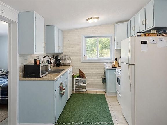 5th image of 1475 Martindale St