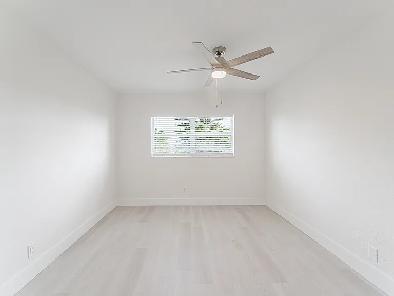 Deerfield East — Photo 17