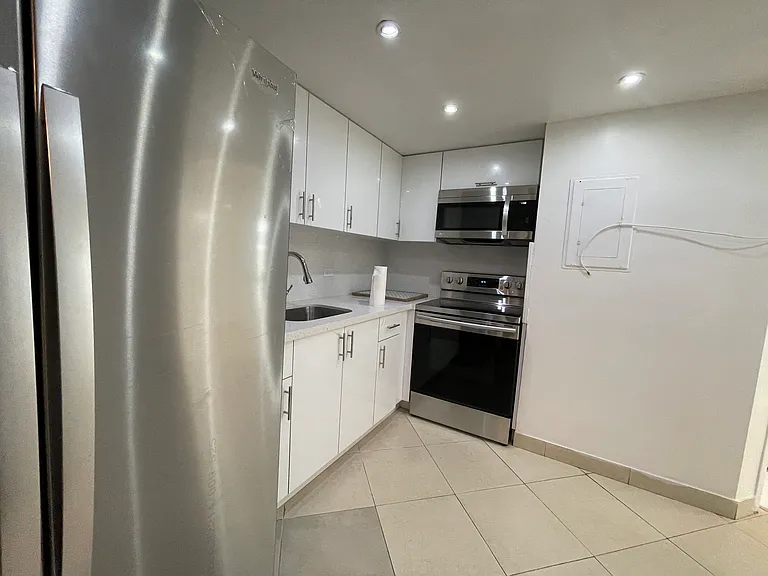 999 Brickell Bay Dr #1805 — Photo 4