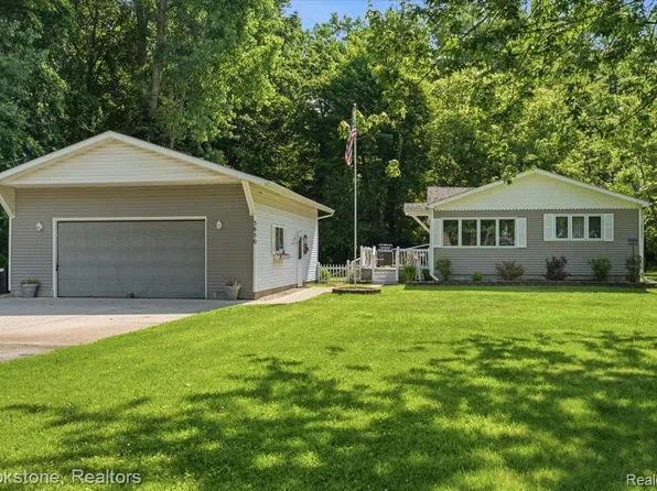 3850 State Rd, Fort Gratiot, MI 48059