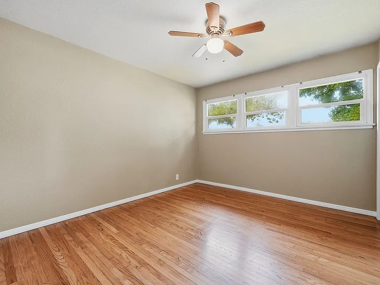 345 N Shattuck Pl — Photo 16