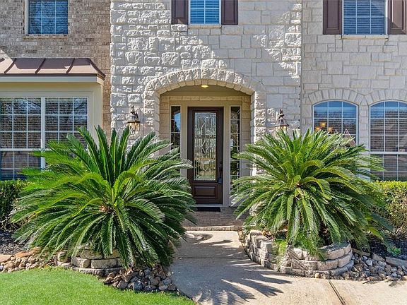 Goregous Palms Accenting the Entry