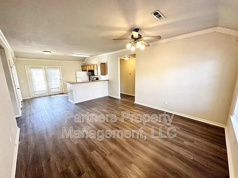 1112 W Hendrix St — Photo 2