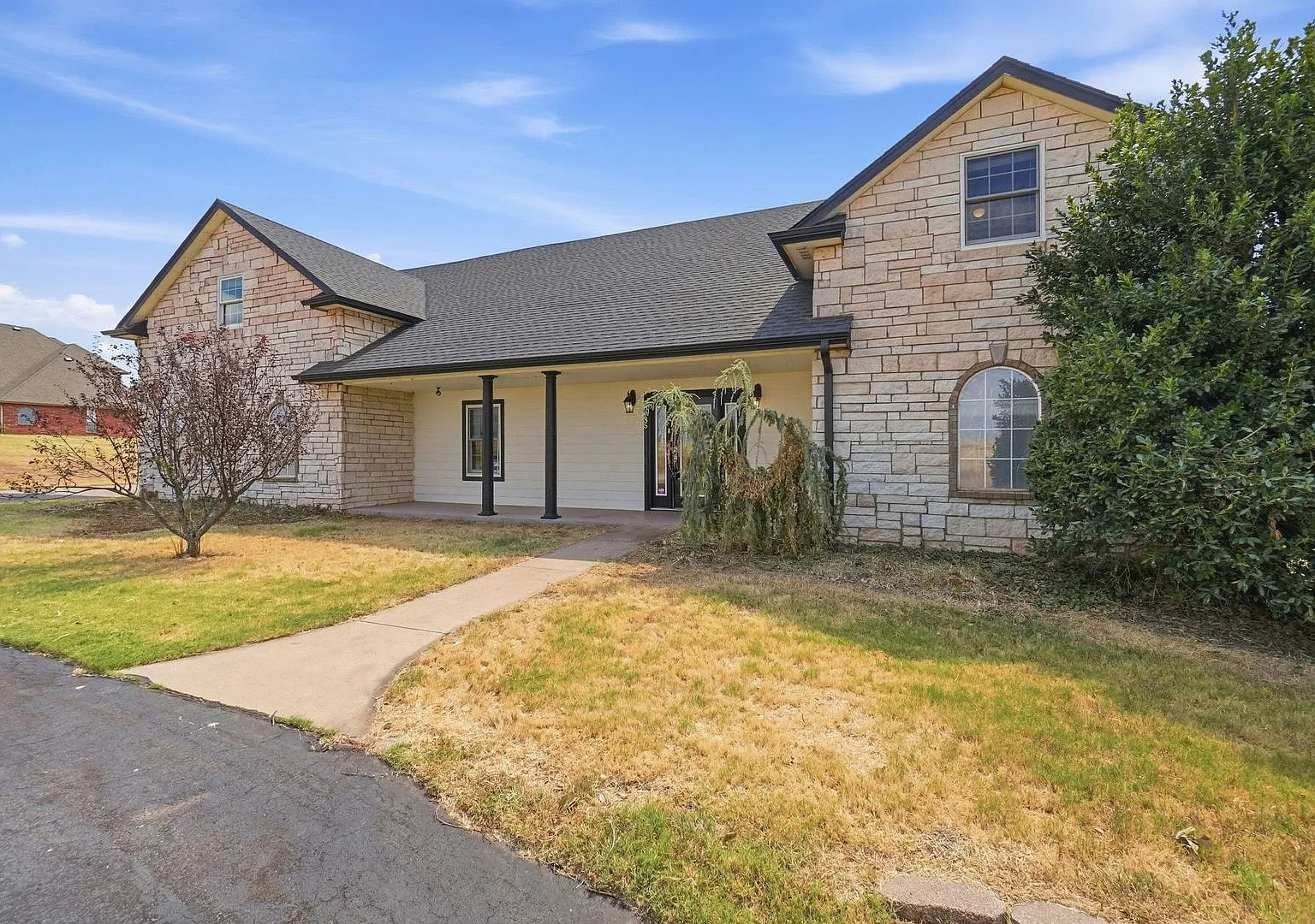 Large 5 Bedroom Home with In-ground Pool, Storm Cellar and Workshop — Photo 2