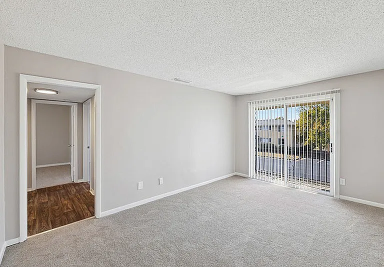 Mirabeau Apartments — Photo 8