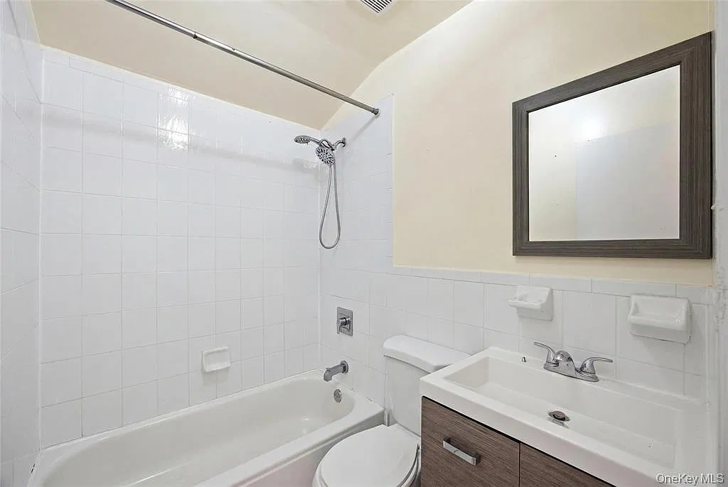 3 bed, 1.5 bath, 1840 sqft, $3,753 — Photo 2
