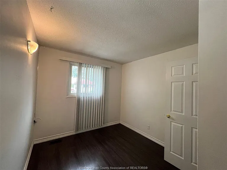 1464 Bayswater Cres — Photo 11