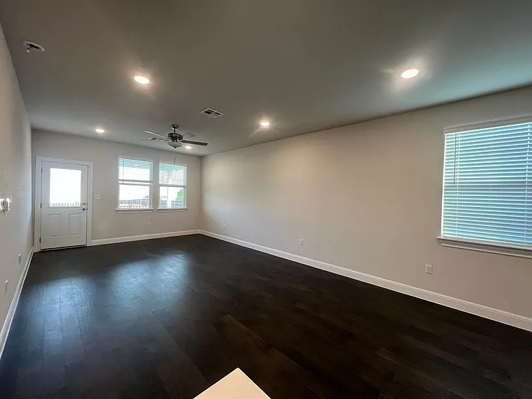 15501 Ellinger Dr — Photo 7